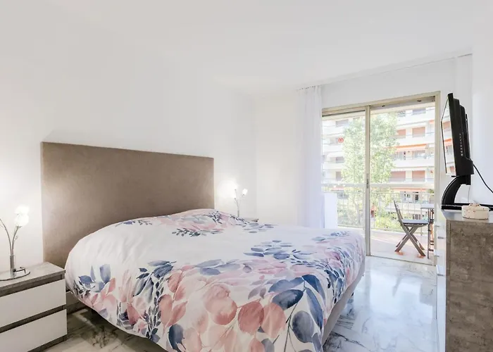 Renovated 3-room In A Leafy Park Lejlighed *