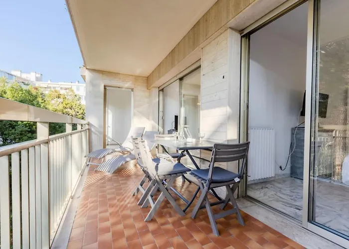 Renovated 3-room In A Leafy Park Cannes