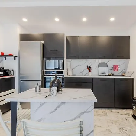 Renovated 3-room In A Leafy Park Κάννες