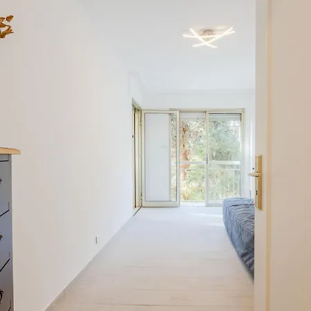 Renovated 3-room In A Leafy Park