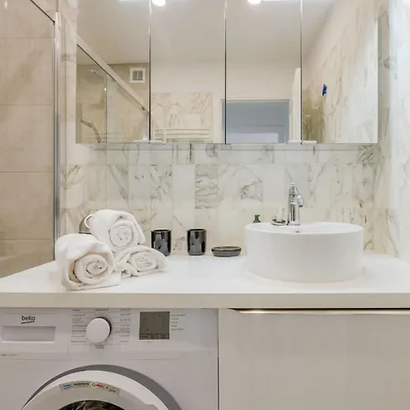 Renovated 3-room In A Leafy Park *