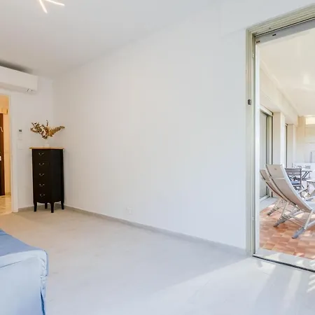 Renovated 3-room In A Leafy Park Διαμέρισμα