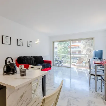 Renovated 3-room In A Leafy Park Κάννες