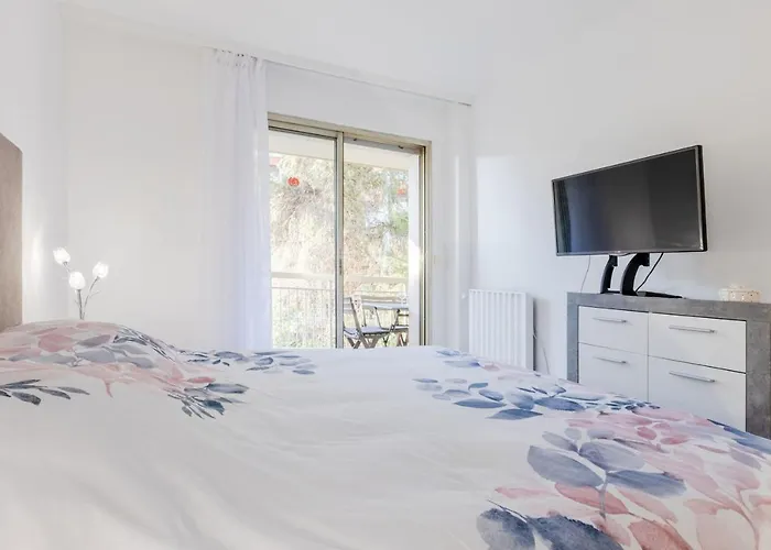 Renovated 3-room In A Leafy Park
