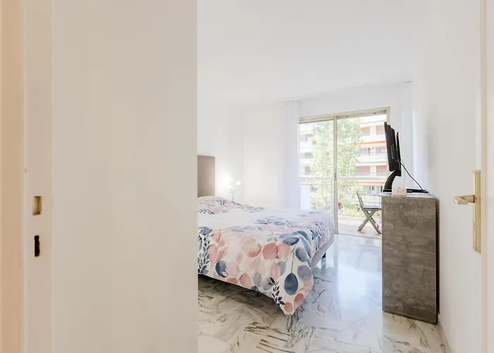 公寓 Renovated 3-room In A Leafy Park