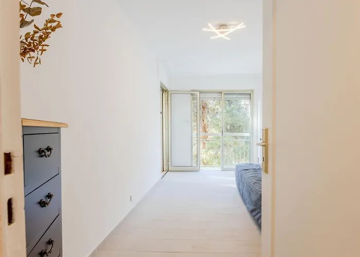 Renovated 3-room In A Leafy Park
