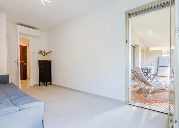 Renovated 3-room In A Leafy Park 公寓