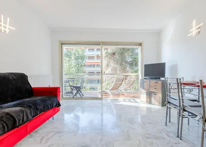 Renovated 3-room In A Leafy Park