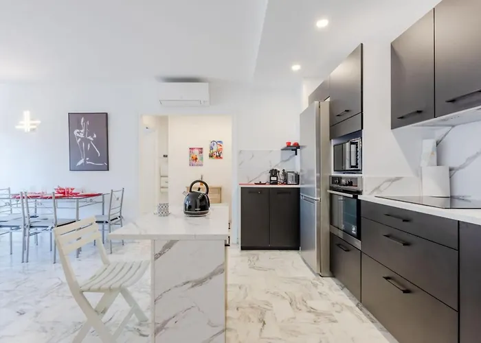 公寓 Renovated 3-room In A Leafy Park