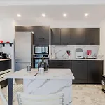 Renovated 3-room In A Leafy Park Apartment *